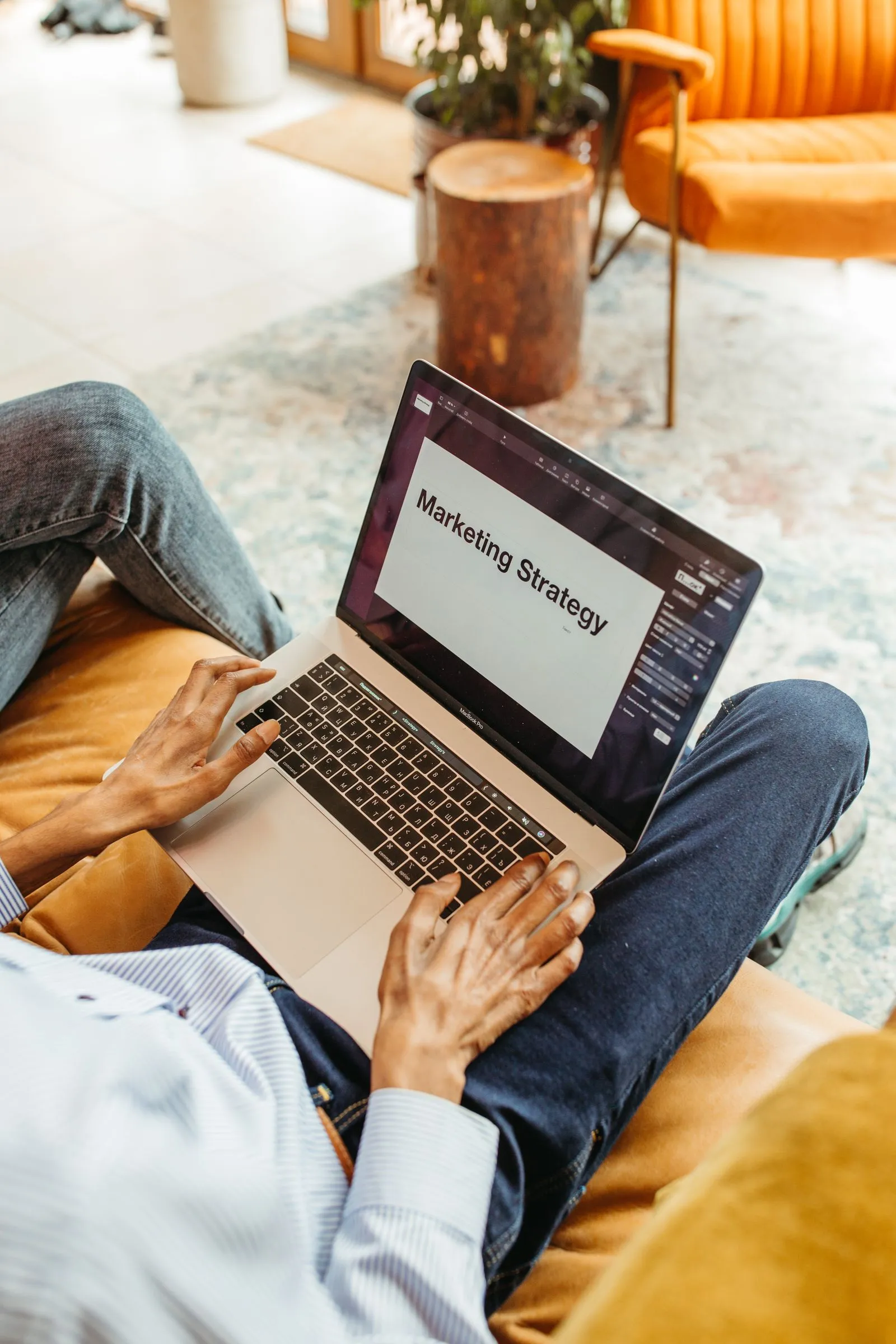 Osoba z laptopem pracująca nad strategią marketingową